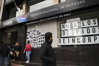 Fachada de la agencia de noticias TELAM en Buenos Aires tras el anuncio de los despidos. 