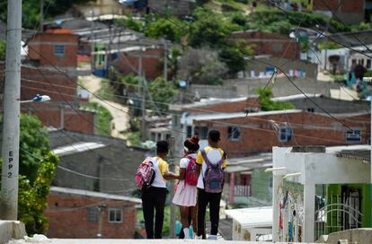 Un grupo de adolescentes en un pueblo de Colombia