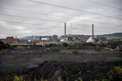 Montones de carbón en el recinto de la acería de ArcelorMittal en Gijón. 