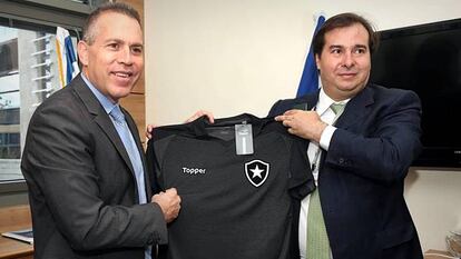 Rodrigo Maia (à dir.) exibe a camisa do Botafogo, seu time do coração.