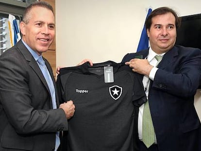 Rodrigo Maia (à dir.) exibe a camisa do Botafogo, seu time do coração.