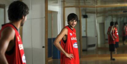 Ricky Rubio posa ante el espejo el pasado jueves en una sala del pabellón Triángulo de Oro, en Madrid.