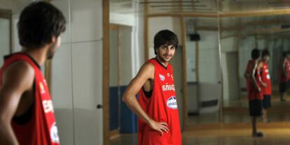 Ricky Rubio posa ante el espejo el pasado jueves en una sala del pabelln Tringulo de Oro, en Madrid.