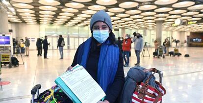Una joven muestra el resultado de su PCR a su llegada al aeropuerto Adolfo Suárez-Barajas en Madrid, este lunes, donde comienza la exigencia de pruebas PCR para pasajeros de vuelos procedentes de países de riesgo. 