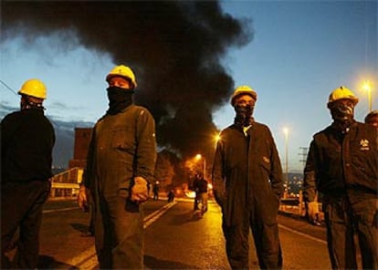 Trabajadores de Izar bloquean una carretera durante una protesta en Sestao.