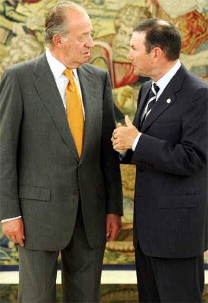 Don Juan Carlos conversa con Juan José Ibarretxe en el Palacio de la Zarzuela.