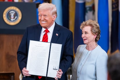 Donald Trump, con la secretaria de Educación, Linda McMahon, tras la firma del decreto.