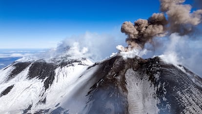 El vapor y las cenizas volcánicas se elevan desde el cráter del Etna, este miércoles.