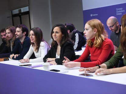 La secretaria general de Podemos, Ione Belarra, rodeada de las 'números dos y tres' del partido, Irene Montero y Lilith Verstrynge, y de otros miembros de la Ejecutiva, este sábado en la sede de la formación en Madrid.