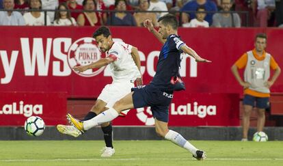 Navas remata a puerta ante Aar&oacute;n. 