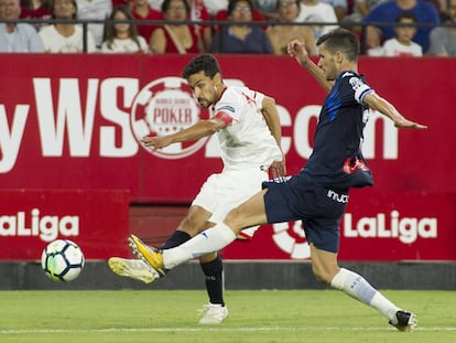 Navas remata a puerta ante Aar&oacute;n. 