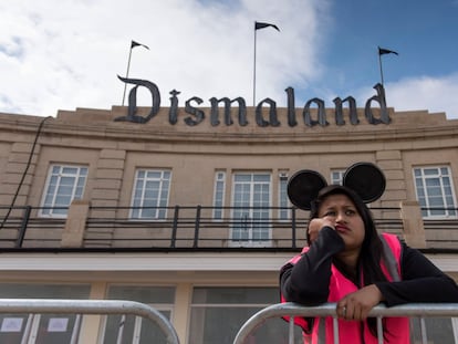 Una de las azafatas de Dismaland, un parque artístico de atracciones, parodia de Disneyland, creado por Bansky.