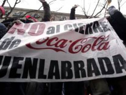 Trabajadores de Coca Cola durante una concentración ante la sede del PP de Madrid para exigir a la empresa que dé marcha atrás en sus planes para cerrar su planta de Fuenlabrada. EFE/Archivo