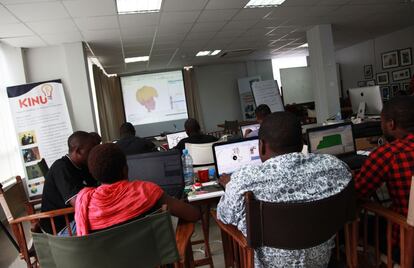 El KINU es un centro de innovación tecnológica, un espacio gratuito en el que desarrolladores, informáticos y apasionados de la tecnología pueden juntarse para dialogar y trabajar en proyectos. África tiene ya más de 50 centros de este tipo, como el iHub en Kenia; Hive Colab, en Uganda; Co-Creation Hub, en Nigeria y Activspaces, en Camerún.