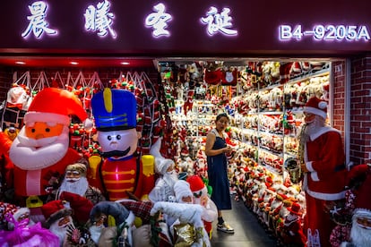 De Yiwu sale el 60% de productos navideños del mundo. En la imagen, un puesto repleto de decoración para estas fiestas en el gran hipermercado de venta al por mayor. 