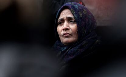 Saeeda Khatoon protesta por la muerte de su hijo en septiembre de 2012, en un incendio de una fábrica textil en Karachi, frente a un tribunal en Dortmund, Alemania. La mujer y varios supervivientes y familiares de los fallecidos reclaman a la compañía alemana Kik, el mayor cliente para el que trabajaba la fábrica, una indemnización por el dolor y sufrimiento causado por el incendio, donde fallecieron al menos 289 personas.