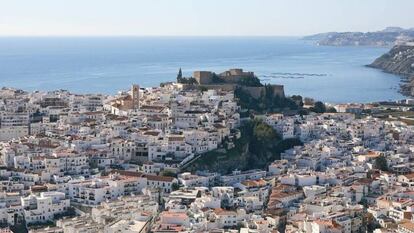 El casco histórico de Salobreña se enclava en lo alto de un peñón que mira al Mediterráneo.