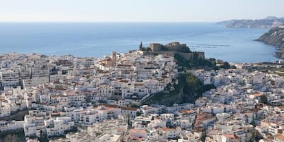 El casco histórico de Salobreña se enclava en lo alto de un peñón que mira al Mediterráneo.