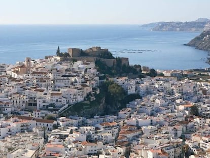 El casco histórico de Salobreña se enclava en lo alto de un peñón que mira al Mediterráneo.