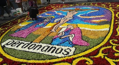 Carlos Enrique Campos y la alfombra 'Perdónanos'.