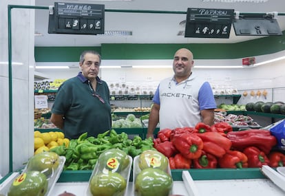 Julio García (izquierda) y Alfredo García, primos y propietarios de 28 fruterías en la región.