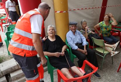 Los vecinos ven las horas pasar y esperan noticias sobre cuándo podrán volver.