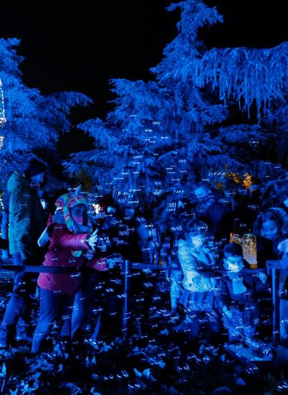 Solo en el primer fin de semana, Mágicas Navidades ha registrado más de 60.000 visitantes. En la foto, un grupo de niños juega con las burbujas de jabón en el espacio del Círculo Pingüinos.