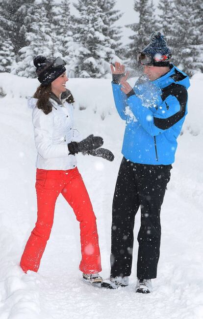 Guillermo de Inglaterra y Kate Middleton también han querido inmortalizar su buena sintonía en las "cortas vacaciones de ski", según describía la escapada el Twitter oficial del palacio de Kensington, que se ha tomado el matrimonio. Es el primer año que los cuatro se van de vacaciones a solas, ya que normalmente compartían estos días de descanso en el Caribe con la familia Middleton.