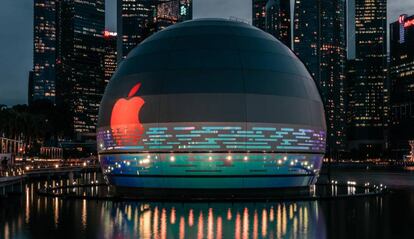 Logo rojo de Apple en un esfera