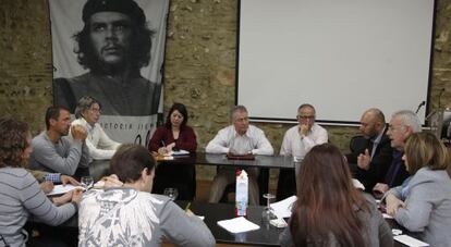 El coordinador de IU, Cayo Lara, a la derecha entre Marga Sanz y Ricardo Sixto, durante la reuni&oacute;n de la coalici&oacute;n en Valencia.