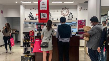 Dos clientes pagan sus compras en una tienda departamental en Ciudad de México, el 10 de noviembre de 2021.