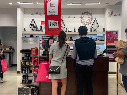 Dos clientes pagan sus compras en una tienda departamental en Ciudad de México, el 10 de noviembre de 2021.