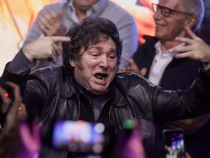 Javier Milei celebra los resultados de las elecciones legislativas en la sede de La Libertad Avanza, este domingo en Buenos Aires.
