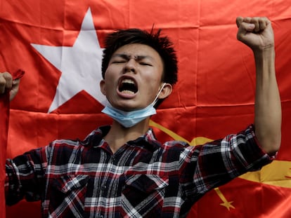 Un hombre protesta contra la junta militar con una bandera de la Liga Nacional para la Democracia, el 6 de febrero de 2021 en Yangón.