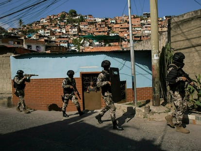 Membros da Polícia Nacional Bolivariana patrulham um bairro de Caracas, Venezuela.