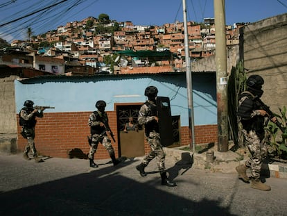 Miembros de la Policia Nacional Bolivariana patrullan en un barrio de Caracas, Venezuela.