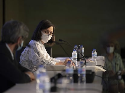 Junta de Representantes Extraordinaria que se ha celebrado hoy en el COAM para debatir la moción de censura contra la Junta de Gobierno. Juan Cueto, tesorero del COAM y Belén Hermida, decana del COAM.