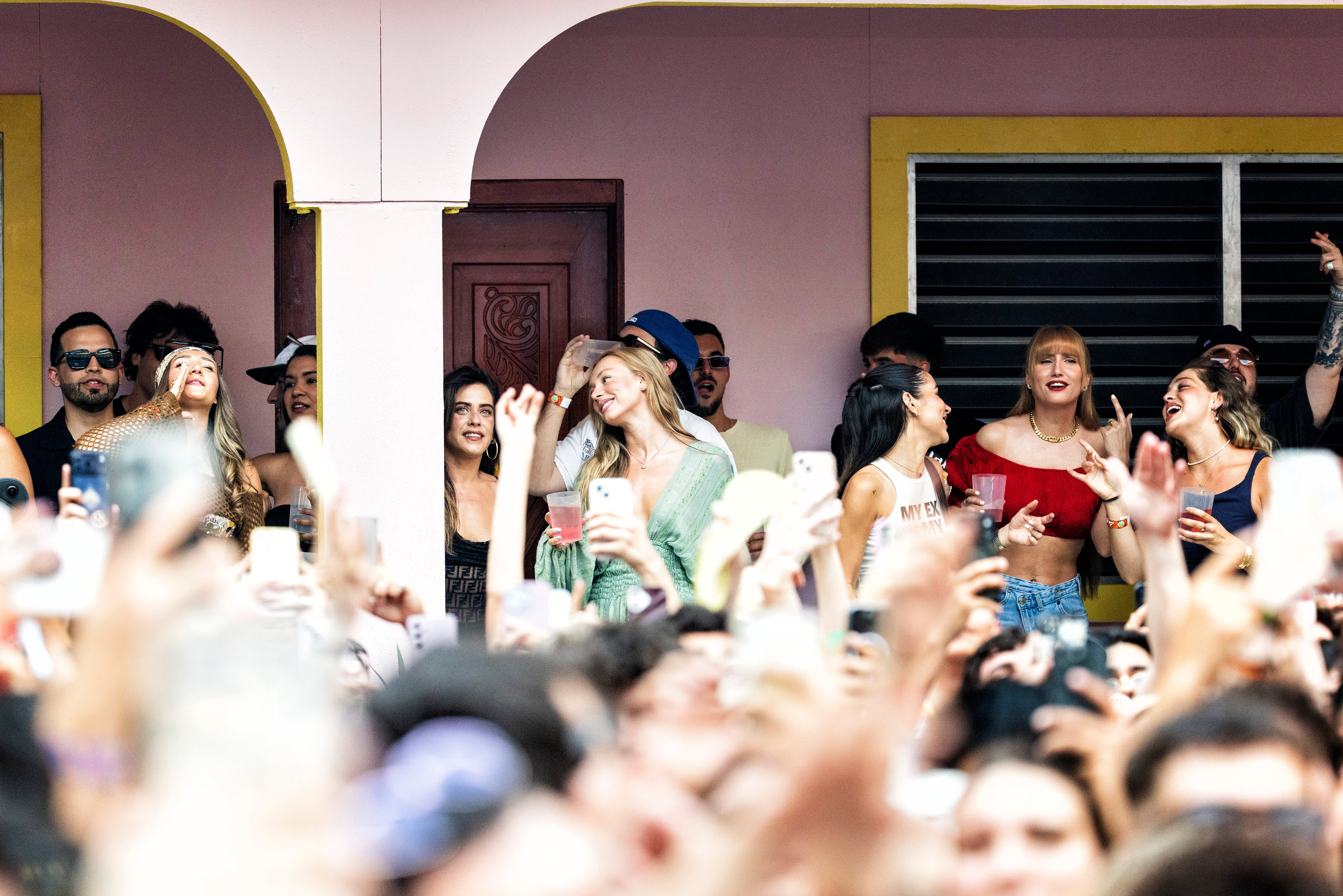 “¡Queremos gordas!”: la Casita de Bad Bunny y la polémica por la selección de mujeres normativas para llenarla