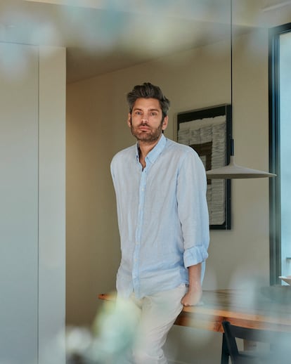 El arquitecto Jaime Prous en el salón de su vivienda en Teià, en El Maresme de Barcelona, donde vive con su marido, Víctor Carballo.