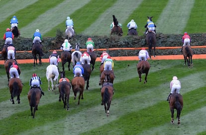 Caballos y jinetes saltan durante el Grand National Campanario Chase en Aintree Racecourse en Liverpool, Inglaterra.