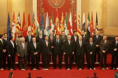 Los presidentes de todas las comunidades, junto a Zapatero, posan en la primera Conferencia de Presidentes, en octubre de 2004.