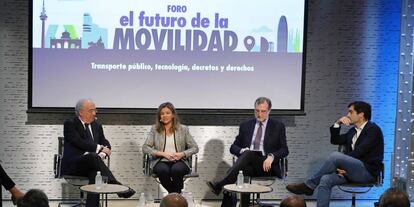 De izquierda a derecha, Santiago Muñoz Machado, catedrático de derechos administrativo de la Universidad Complutense, María Jose Tallo, secretaria general de Transportes (Ministerio de Fomento), José María Ezquiaga, arquitecto, e Iñaki Arrola, fundador de coches.com, en el foro "El futuro de la movilidad", organizado por Cinco Días.