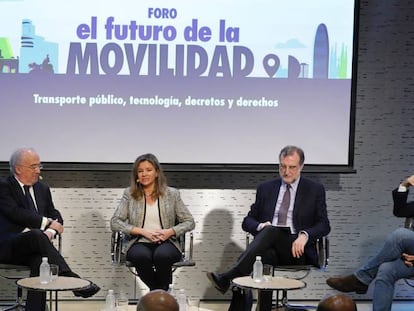 De izquierda a derecha, Santiago Mu&ntilde;oz Machado, catedr&aacute;tico de derechos administrativo de la Universidad Complutense, Mar&iacute;a Jose Tallo, secretaria general de Transportes (Ministerio de Fomento), Jos&eacute; Mar&iacute;a Ezquiaga, arquitecto, e I&ntilde;aki Arrola, fundador de coches.com, en el foro &quot;El futuro de la movilidad&quot;, organizado por Cinco D&iacute;as. 