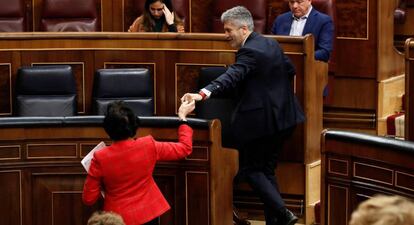 La ministra Isabel Celaá saluda a Fernando Grande-Marlaska, este jueves en el Congreso.