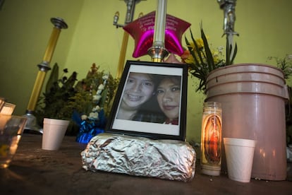 La casa de la familia Campos Cruz parece un cementerio. En la entrada han instalado un pequeño altar con fotos suyas, flores y velas. En la imagen se observa un retrato de las dos, Maribel Socorro Cruz y Norma Campos.