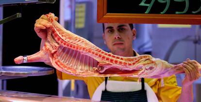 Parte de un cordero lechal en el mercado de Ventas de Madrid este lunes.