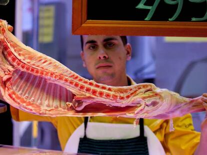 Parte de un cordero lechal en el mercado de Ventas de Madrid este lunes.