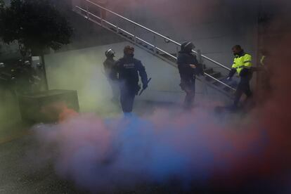 Mossos d´Esquadra entre los botes de humo lanzados por los manifestantes.