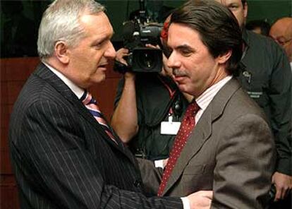 El primer ministro irlandés y presidente de turno de la UE, Bertie Ahern, saluda a José María Aznar en Bruselas.