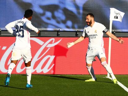 Benzema celebra con Rodrygo el gol de la victoria del Real Madrid este sábado frente al Elche en el estadio Alfredo di Stéfano.